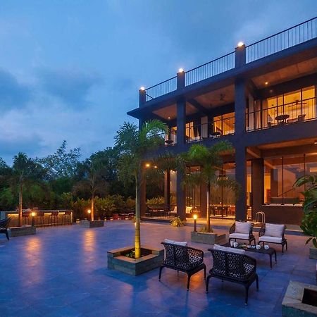 Sunset Boulevard By Stayvista - Lakeside Villa With Pet-Friendly Ambiance, Deck, Terrace, Plunge Pool & Modern Flair Karjat Dış mekan fotoğraf
