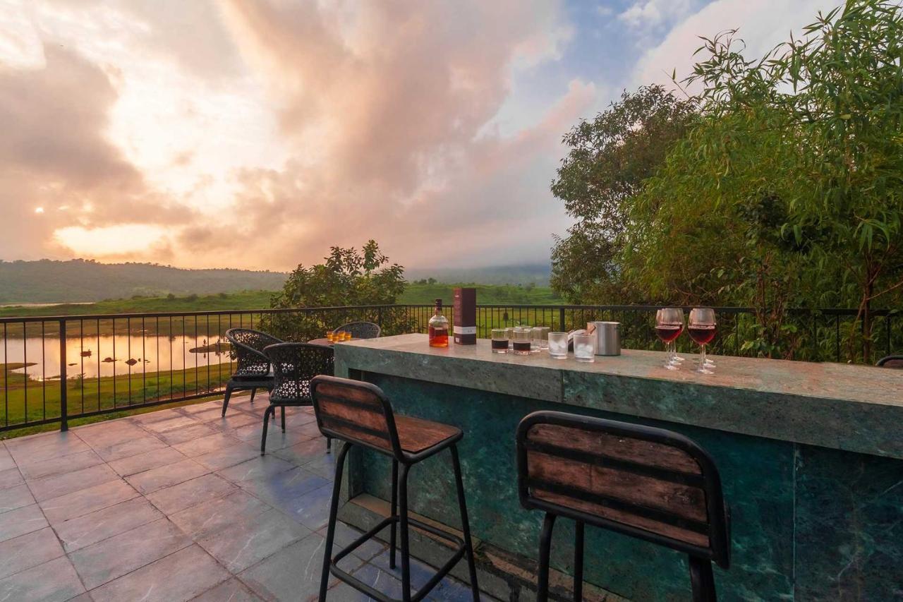 Sunset Boulevard By Stayvista - Lakeside Villa With Pet-Friendly Ambiance, Deck, Terrace, Plunge Pool & Modern Flair Karjat Dış mekan fotoğraf
