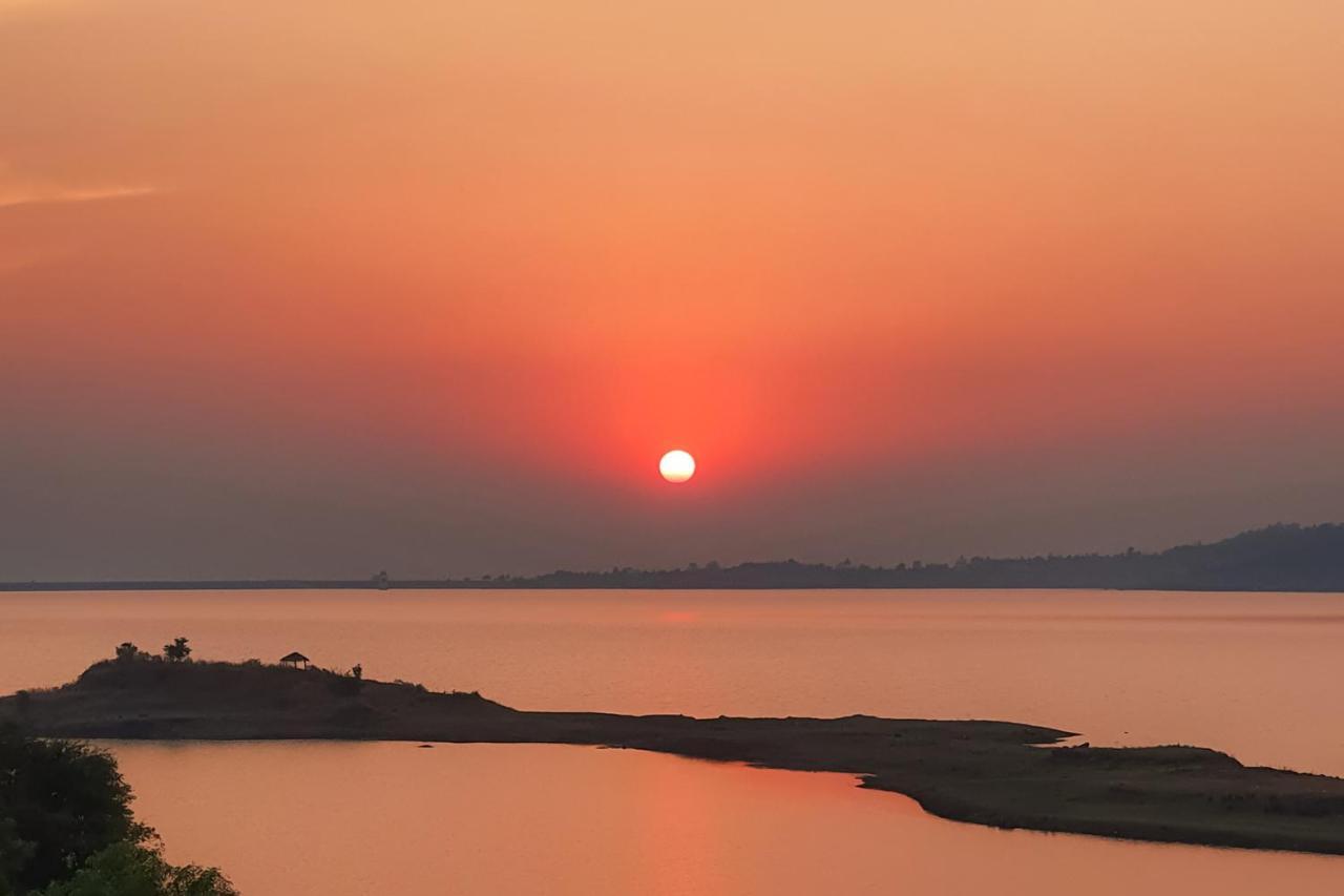 Sunset Boulevard By Stayvista - Lakeside Villa With Pet-Friendly Ambiance, Deck, Terrace, Plunge Pool & Modern Flair Karjat Dış mekan fotoğraf