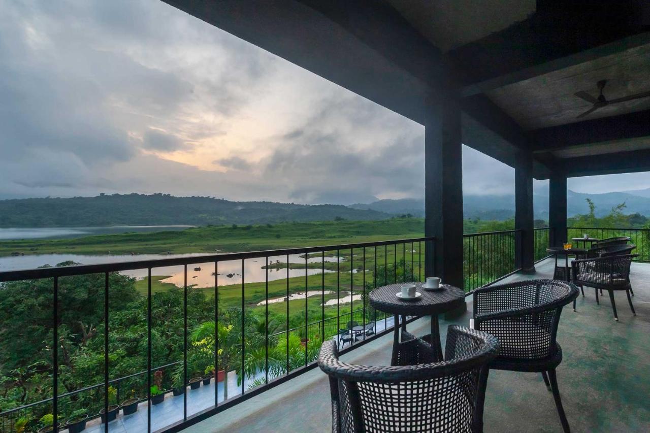Sunset Boulevard By Stayvista - Lakeside Villa With Pet-Friendly Ambiance, Deck, Terrace, Plunge Pool & Modern Flair Karjat Dış mekan fotoğraf
