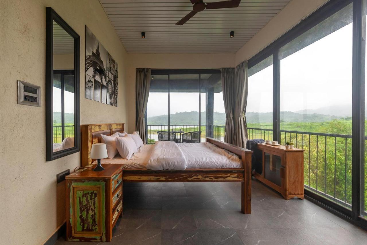 Sunset Boulevard By Stayvista - Lakeside Villa With Pet-Friendly Ambiance, Deck, Terrace, Plunge Pool & Modern Flair Karjat Dış mekan fotoğraf
