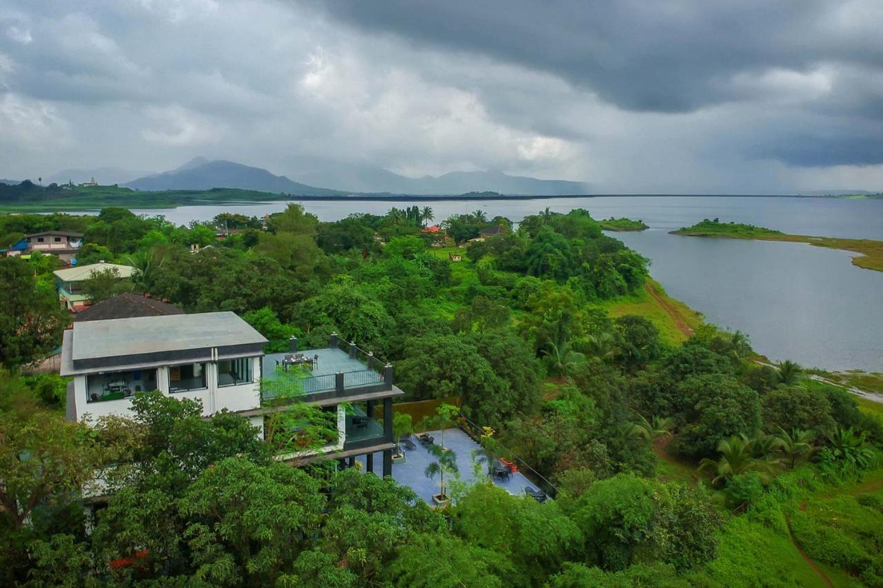 Sunset Boulevard By Stayvista - Lakeside Villa With Pet-Friendly Ambiance, Deck, Terrace, Plunge Pool & Modern Flair Karjat Dış mekan fotoğraf