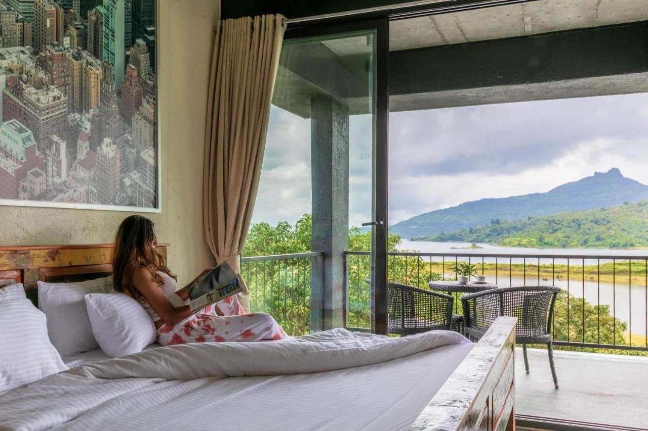 Sunset Boulevard By Stayvista - Lakeside Villa With Pet-Friendly Ambiance, Deck, Terrace, Plunge Pool & Modern Flair Karjat Dış mekan fotoğraf